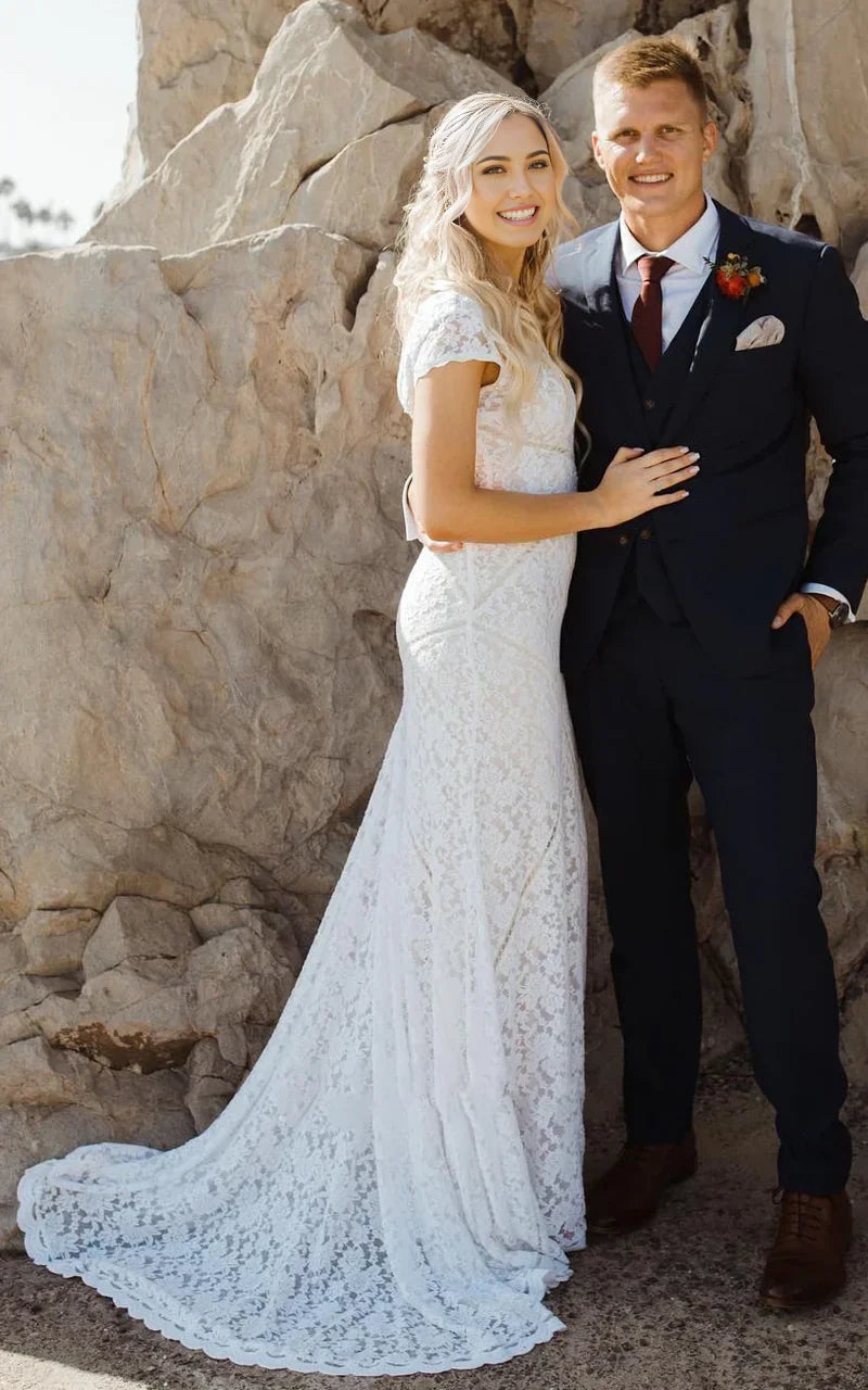 Vestido de novia de encaje con escote en V cuadrado y manga corta con cola larga
